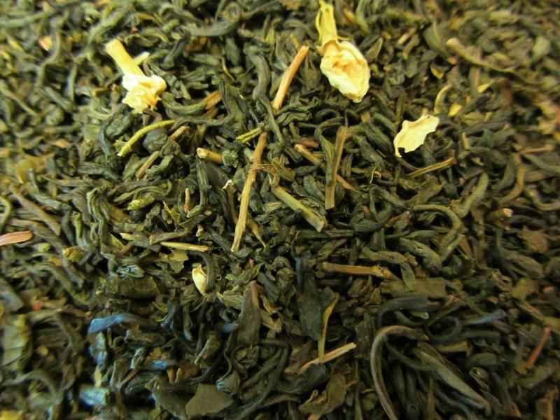 Jasmintee mit Blüten